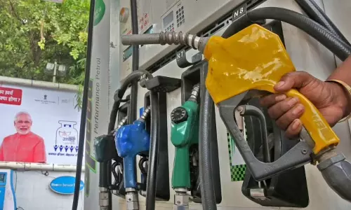 சென்னையில் 52-வது நாளாக ஒரே விலையில் நீடிக்கும் பெட்ரோல், டீசல்...! சென்னையில் 52-வது நாளாக ஒரே விலையில் நீடிக்கும் பெட்ரோல், டீசல்...!