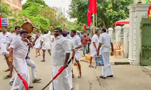 அதிமுக தலைமை அலுவலகத்தில் மோதல் - 400 பேர் மீது வழக்குப்பதிவு அதிமுக தலைமை அலுவலகத்தில் மோதல் - 400 பேர் மீது வழக்குப்பதிவு