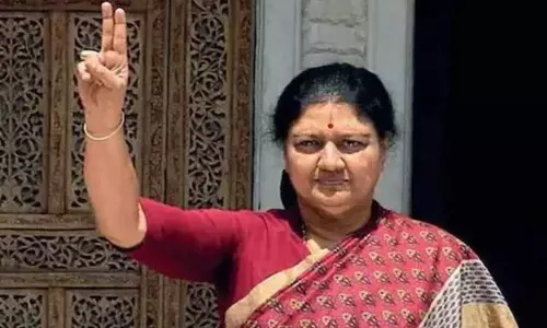தற்போது நடப்பது பெரிய கேலிக்கூத்தாக உள்ளது; நான் இருக்கும் வரை அ.தி.மு.க.வை அபகரிக்கவோ, அழிக்கவோ முடியாது- சசிகலா தற்போது நடப்பது பெரிய கேலிக்கூத்தாக உள்ளது; நான் இருக்கும் வரை அ.தி.மு.க.வை அபகரிக்கவோ, அழிக்கவோ முடியாது- சசிகலா