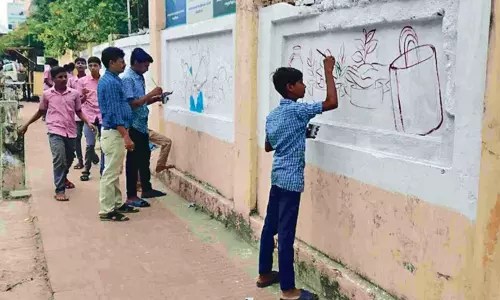 பள்ளி சுவற்றில் ஓவியம் வரைந்த மாணவர்கள்
