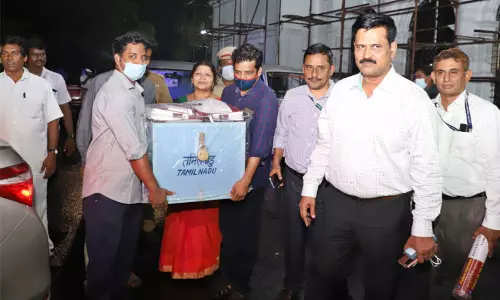 சென்னை வந்த ஜனாதிபதி தேர்தல் ஓட்டுப் பெட்டி; தலைமைச் செயலக பாதுகாப்பு அறையில் ஒப்படைப்பு சென்னை வந்த ஜனாதிபதி தேர்தல் ஓட்டுப் பெட்டி; தலைமைச் செயலக பாதுகாப்பு அறையில் ஒப்படைப்பு