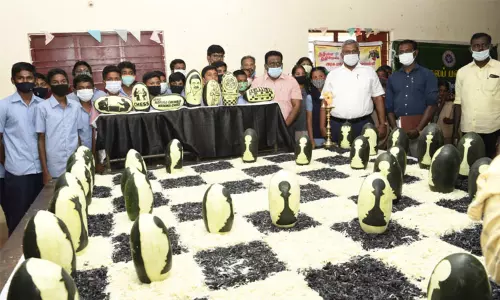 தேனியில் தர்ப்பூசணி பழங்களில் வடிவமைக்கப்பட்ட செஸ் போட்டியின் காய்கள்