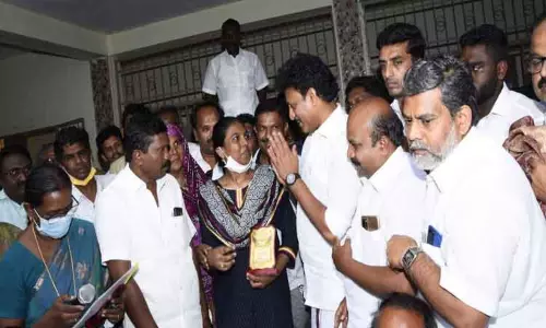 அரசு பள்ளிக்கூடத்தில் அமைச்சர் அன்பில் மகேஷ் பொய்யாமொழி ஆய்வு அரசு பள்ளிக்கூடத்தில் அமைச்சர் அன்பில் மகேஷ் பொய்யாமொழி ஆய்வு