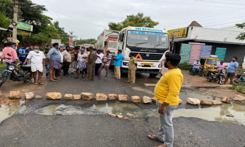 கீரணத்தம் பகுதியில் கழிவுநீர் வெளியேறுவதை கண்டித்து  பொதுமக்கள் சாலை மறியல்