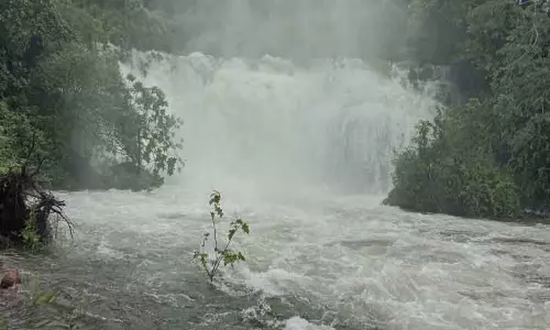 சோலையாறு அணையில் உபரி நீர் வெளியேற்றம்