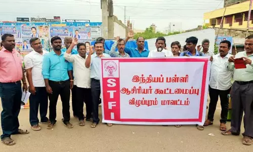 விழுப்புரத்தில்  இந்திய பள்ளி ஆசிரியர் கூட்டமைப்பினர் ஆர்ப்பாட்டம்