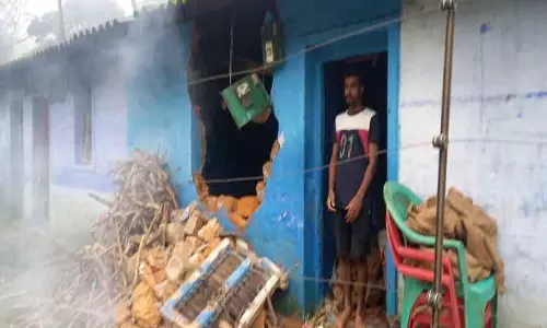 தொழிலாளர்களின் வீடுகளை இடித்து காட்டு யானைகள் அட்டகாசம்