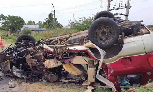 கார்-லாரி மோதல்; டிரைவர் பலி