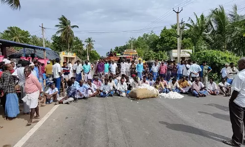 சாலையில் பருத்தி பஞ்சுகளை கொட்டி விவசாயிகள் மறியல் சாலையில் பருத்தி பஞ்சுகளை கொட்டி விவசாயிகள் மறியல்