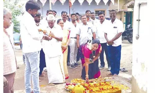 ரூ.12 லட்சம் செலவில் சிமெண்டு சாலை அமைக்கும் பணி