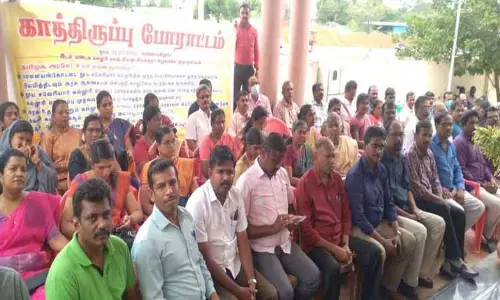 கல்லூரி ஆசிரியர் சங்கத்தினர் உள்ளிருப்பு போராட்டம் கல்லூரி ஆசிரியர் சங்கத்தினர் உள்ளிருப்பு போராட்டம்