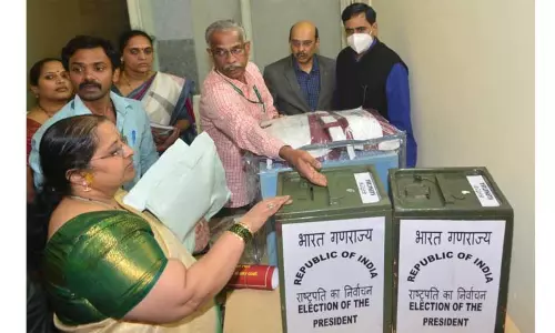 ஜனாதிபதி தேர்தலுக்கான வாக்கு பெட்டி பெங்களூரு வந்தது ஜனாதிபதி தேர்தலுக்கான வாக்கு பெட்டி பெங்களூரு வந்தது