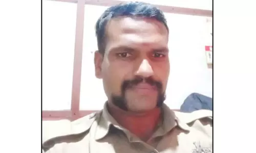 சிங்கம் பட சூர்யா பாணியில் மீசை வைத்திருந்த போலீஸ்காரர்: நீதிபதி கண்டித்ததால் உடனடியாக சரிசெய்தார்