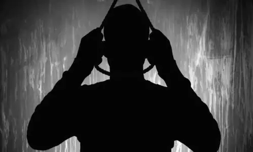 காதல் திருமணம் செய்த வாலிபர் தூக்குப்போட்டு தற்கொலை