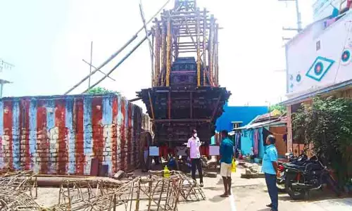 வெங்கடாசலபதி கோவில் தேர் அலங்கரிக்கும் பணிகள் தீவிரம் வெங்கடாசலபதி கோவில் தேர் அலங்கரிக்கும் பணிகள் தீவிரம்