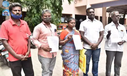 ஈரோடு அரசு ஆஸ்பத்திரியில் தவறான சிகிச்சை அளித்த டாக்டர்கள் மீது நடவடிக்கை எடுக்க வேண்டும்; கலெக்டரிடம் பெண் புகார் மனு