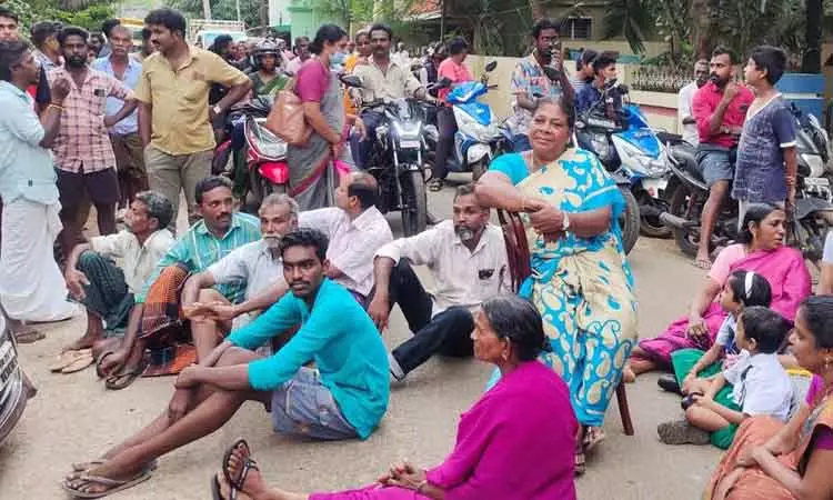 பொதுமக்கள் திடீர் சாலை மறியல் பொதுமக்கள் திடீர் சாலை மறியல்