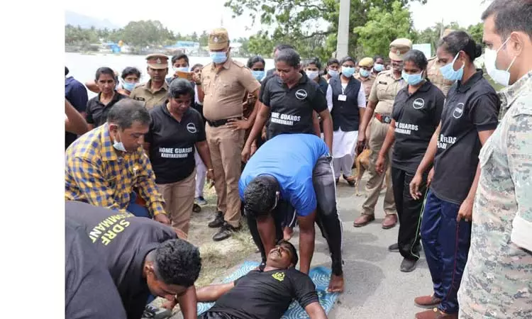 தாழக்குடியில் காவல்துறை சார்பில் பேரிடர் மீட்பு ஒத்திகை நிகழ்ச்சி; போலீஸ் சூப்பிரண்டு பார்வையிட்டார் தாழக்குடியில் காவல்துறை சார்பில் பேரிடர் மீட்பு ஒத்திகை நிகழ்ச்சி; போலீஸ் சூப்பிரண்டு பார்வையிட்டார்