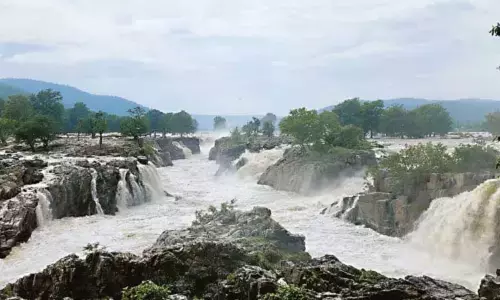 ஒகேனக்கல் காவிரி ஆற்றில் 3-வது நாளாக தொடரும் வெள்ளப்பெருக்கு - அருவிகளில் குளிப்பதற்கான தடை நீட்டிப்பு