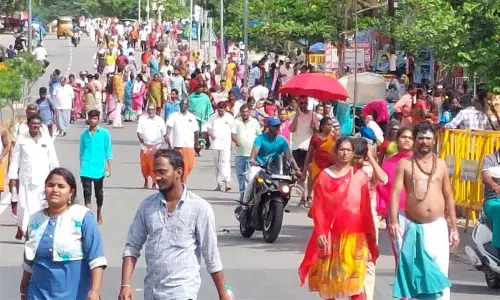 திருவண்ணாமலையில் பவுர்ணமியையொட்டி பக்தர்கள் கிரிவலம் திருவண்ணாமலையில் பவுர்ணமியையொட்டி பக்தர்கள் கிரிவலம்