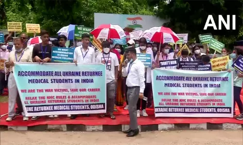 ஒடிசா: இந்தியாவில் படிப்பை தொடர நடவடிக்கை கோரி உக்ரைன் மருத்துவ மாணவர்கள் போராட்டம்