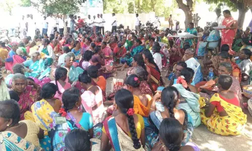 தாலுகா அலுவலகத்தை கிராம மக்கள் முற்றுகை