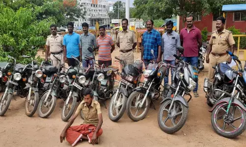 திண்டுக்கல், மதுரையில் கைரிசை: வாகனங்களை திருடி விற்ற பலே ஆசாமி கைது திண்டுக்கல், மதுரையில் கைரிசை: வாகனங்களை திருடி விற்ற பலே ஆசாமி கைது