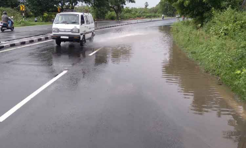 தேங்கி நிற்கும் மழைநீரால் வாகன ஓட்டிகள் அவதி