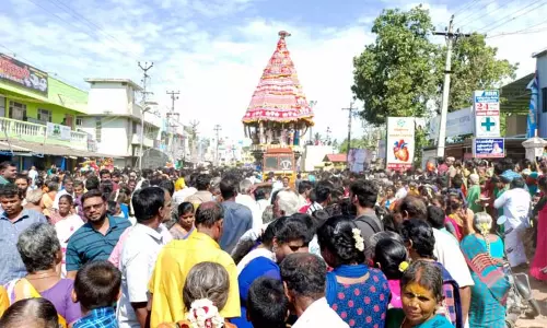 வெகு விமர்சையாக நடைபெற்ற மதுராந்தகம் ஏரி காத்த ராமர் கோவில் தேரோட்டம் வெகு விமர்சையாக நடைபெற்ற மதுராந்தகம் ஏரி காத்த ராமர் கோவில் தேரோட்டம்