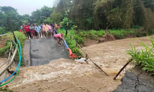 ஆற்று பாலம் உடைந்தது; வெள்ளத்தில் சிக்கியவர் மீட்பு ஆற்று பாலம் உடைந்தது; வெள்ளத்தில் சிக்கியவர் மீட்பு