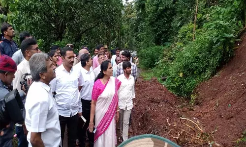 மழை பாதித்த இடங்களில் மத்திய மந்திரி   ஷோபா கரந்தலாஜே ஆய்வு