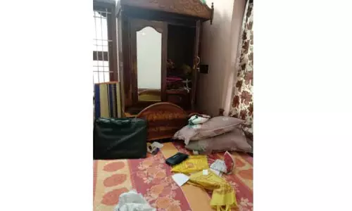 வீட்டின் கதவை உடைத்து நகை, பணம் திருட்டு வீட்டின் கதவை உடைத்து நகை, பணம் திருட்டு