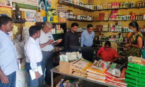 விழுப்புரம்- கள்ளக்குறிச்சி மாவட்டங்களில்    விதைச்சான்று, அங்ககச்சான்று திட்டப்பணிகளை அதிகாரி திடீர் ஆய்வு