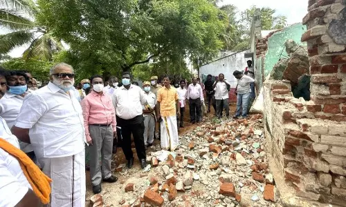 செம்பட்டி அருகே சமத்துவபுரத்தில் வீடுகள் பராமரிப்பு பணி; அமைச்சர் இ.பெரியசாமி ஆய்வு செம்பட்டி அருகே சமத்துவபுரத்தில் வீடுகள் பராமரிப்பு பணி; அமைச்சர் இ.பெரியசாமி ஆய்வு