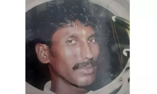 ஆற்றில் மூழ்கி தொழிலாளி பலி ஆற்றில் மூழ்கி தொழிலாளி பலி