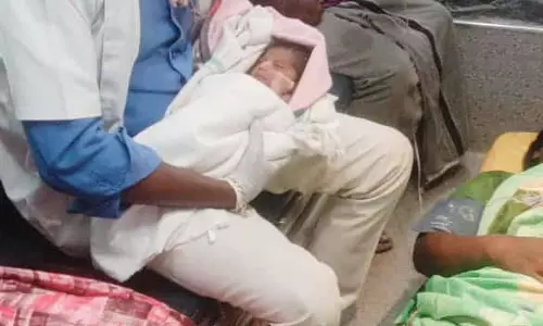 ஆம்புலன்சில் பெண்ணுக்கு பிரசவம்