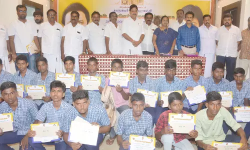 அதிக மதிப்பெண்கள் பெற்ற மாணவர்களுக்கு பாராட்டு விழா