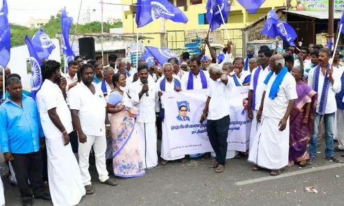 விழுப்புரத்தில்    இந்திய குடியரசு கட்சியினர் ஆர்ப்பாட்டம்