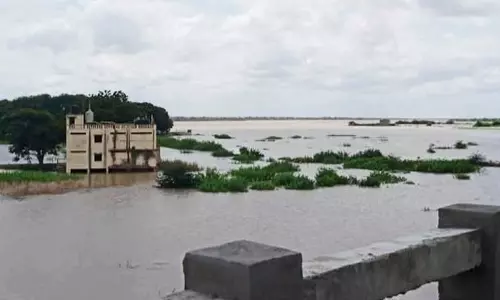 துங்கபத்ரா, பசவசாகர் அணைகளில் இருந்து வினாடிக்கு 1½ லட்சம் கனஅடி நீர் திறப்பு: கோவில்கள் மூழ்கின