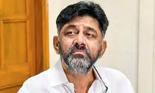 சித்தராமோத்சவா விழா முன்னேற்பாடுகள் கூட்டத்தை: காங்கிரஸ் தலைவர் டி.கே.சிவக்குமார் புறக்கணித்தார் சித்தராமோத்சவா விழா முன்னேற்பாடுகள் கூட்டத்தை: காங்கிரஸ் தலைவர் டி.கே.சிவக்குமார் புறக்கணித்தார்