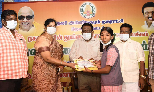 மாணவ, மாணவிகளுக்கு பரிசுகள்