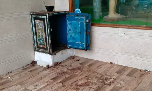 உண்டியலை உடைத்து திருட்டு