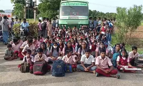 கூடுதல் பஸ் இயக்கக்கோரி பள்ளி மாணவ-மாணவிகள் சாலை மறியல் கூடுதல் பஸ் இயக்கக்கோரி பள்ளி மாணவ-மாணவிகள் சாலை மறியல்