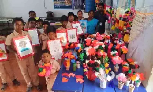 பள்ளி மாணவர்கள் வண்ண கலைப்பொருட்களை செய்து அசத்தல்