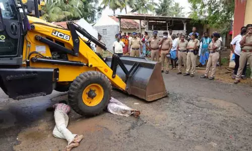 வாழப்பாடியில்  பாதை அமைக்க ஆக்கிரமிப்பு வீடுகள் அகற்றம்  வீட்டு உரிமையாளர்கள் போராட்டத்தில் ஈடுபட்டதால் பரபரப்பு