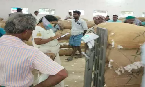 சத்தி கூட்டுறவு சங்கத்தில் பருத்தி ரூ.1¼ கோடிக்கு ஏலம் சத்தி கூட்டுறவு சங்கத்தில் பருத்தி ரூ.1¼ கோடிக்கு ஏலம்