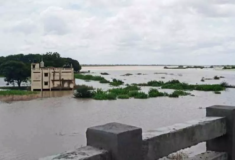 துங்கபத்ரா, பசவசாகர் அணைகளில் இருந்து வினாடிக்கு 1½ லட்சம் கனஅடி நீர் திறப்பு: கோவில்கள் மூழ்கின