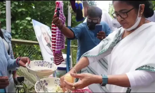 டார்ஜிலிங்கில் சாலையோர கடைசியில் பானி பூரி தயாரித்து மக்களுக்கு வழங்கி அசத்திய மம்தா பானர்ஜி..!