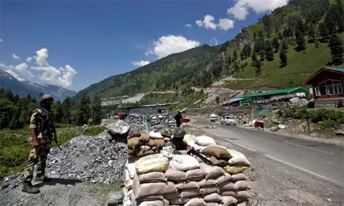 கிழக்கு லடாக் பிரச்சினை: வரும் 17-ம் தேதி இந்தியா- சீனா இடையே 16-வது சுற்று பேச்சுவார்த்தை கிழக்கு லடாக் பிரச்சினை: வரும் 17-ம் தேதி இந்தியா- சீனா இடையே 16-வது சுற்று பேச்சுவார்த்தை