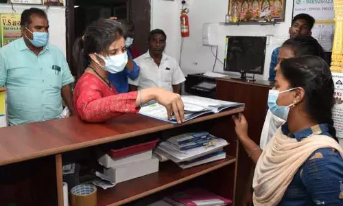 இ-சேவை மையங்களில் கூடுதல் கட்டணம் வசூலித்தால் நடவடிக்கை- கலெக்டர்